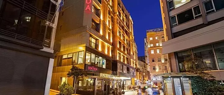رامادا بای ویندهام پرا(Ramada By Wyndham Pera)
